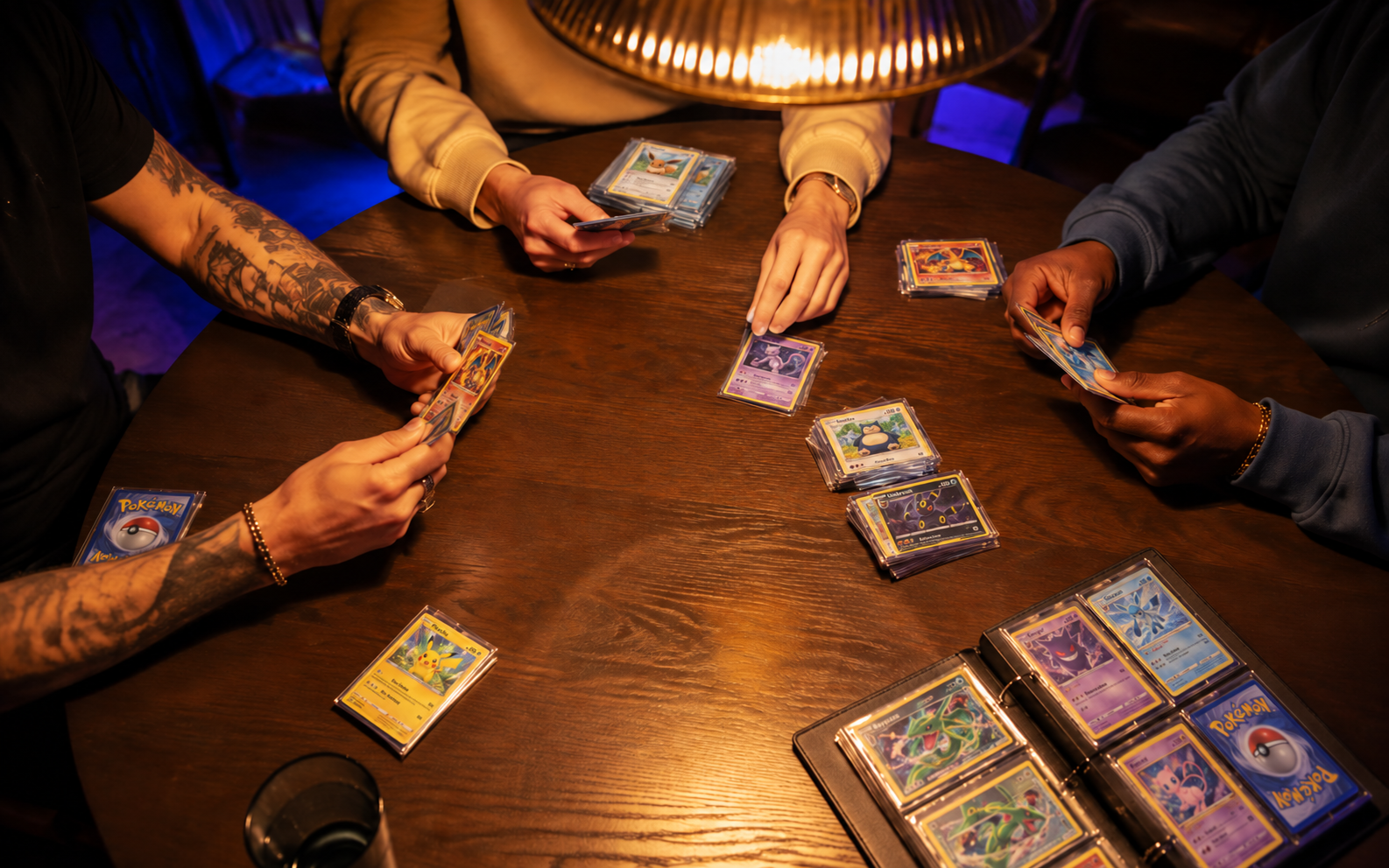 TCG-verzamelaars die samen kaarten bekijken